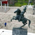 Eftyhis Bletsas Instagram - Φέτος που πέφτει Σάββατο η 25η Μαρτίου είπαμε να ετοιμάσουμε ένα επεισόδιο αφιερωμένο στην επανάσταση του 1821. Κάναμε λοιπόν ένα Roadtrip με σκοπό να επισκεφθούμε μέρη σε Στερεά Ελλάδα και Πελοπόννησο όπου έγιναν καθοριστικές μάχες και άλλα σημαντικά γεγονότα που συνδέονται με τον απελευθερωτικό αγώνα της χώρας μας. Αν και είναι αδύνατο σε ένα επεισόδιο να τα καλύψουμε όλα, προσπαθήσαμε να βάλουμε σε αυτό το αφιέρωμα όσα περισσότερα γινόταν. Έτσι κι αλλιώς ο σκοπός μας δεν ήταν να κάνουμε ιστορικό ντοκιμαντέρ αλλά ένα οδοιπορικό σαν απλοί ταξιδιώτες σε ιστορικές τοποθεσίες όπου έλαβαν χώρα γεγονότα της επανάστασης. Γραβιά, Αλαμάνα, Μονή οσίου Λουκά, Άργος, Δερβενάκια, Αγιονόρι, Τρίπολη, Βαλτέτσι, Μονή Καλτεζών, Αρεόπολη, Καλαμάτα, Αίγιο, Μονή Αγίας Λαύρας, Πάτρα και τέλος Αθήνα, αλλά και κάποιες ακόμα, θα είναι οι τοποθεσίες που θα δούμε σε αυτό το διαφορετικό επεισόδιο μας. Το επεισόδιο θα παίξει αυτό το Σάββατο 25 Μαρτίου στον ΣΚΑΪ θα είναι μεγαλύτερης διάρκειας από ότι συνήθως και για αυτό θα ξεκινήσει νωρίτερα στις 17:30. Ελπίζουμε να σας αρέσει!