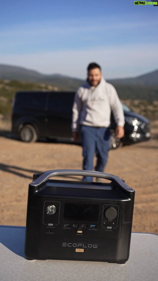 Eftyhis Bletsas Instagram - Ταξίδια με van! Φορτώνουμε βαλίτσες, drone, snacks και το River Pro από @ecoflow.greece Φύγαμε! Ο δρόμος ανοίγεται μπροστά μας κι εμείς είμαστε έτοιμοι να γνωρίσουμε νέα μέρη. Η αγαπημένη playlist παίζει και η ενέργεια EcoFlow τροφοδοτεί το ταξίδι και την καλή μας διάθεση!