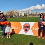 Eftyhis Bletsas Instagram - Πήγαμε γήπεδο σήμερα να δούμε την ομάδα της καρδιάς μας! 8/8 ως τώρα στην πρώτη σεζόν της @mpamfc. Η ΜΠΑΜ ιδρύθηκε το 2022 από 2 YouTuber, τον Χάρη Μηλιώνη (@karpouzisfetas) και τον Χάρη Τάσσο (@madney). Παίζει στον τρίτο όμιλο της Γ' ερασιτεχνικής κατηγορίας και έχει έδρα στο γήπεδο της Μικράς, κοντά Καλαμαριά στην ανατολική Θεσσαλονίκη. Στο κανάλι της ομάδας στο YouTube εχουν live streaming και highlights όλων των αγώνων και επίσης στα κανάλια των Χάρη&Χάρη υπάρχει σειρά βίντεο με την όλη διαδικασία δημιουργίας της ομάδας από την σύλληψη της ιδέας μέχρι την εύρεση έδρας για τους αγώνες, επιλογή παικτών/προπονητή και πολλά άλλα backstage κλπ. Το όλο project έχει φάση και ιδιαίτερη δυναμικη. Εμείς ευχόμαστε αρχικά πρωτιά και άνοδο για φέτος και με το καλό καποια στιγμή να δούμε ΜΠΑΜ στην Α' Εθνική και champions League! Προσωπικά δηλώνω φανατικός Μπάμιας! Και οι κόρες μας Μπαμάκια! Θα ανεβάσω και vlogακι από την εμπειρία μας σήμερα εκεί. Γεια!! Γήπεδο Μίκρας