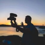 Eftyhis Bletsas Instagram - Νέα γυρίσματα σε νέα χώρα! Ο κόσμος μας δεν παίζεται! Σύντομα στις οθόνες μας. #HappyTraveller #GuessWhere Guess Where??........