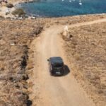 Eftyhis Bletsas Instagram - Το #HappyTraveller Van #fordtourneo όργωσε για άλλη μια φορά τα ελληνικά νησιά. Κλασική φάση: μαγιό και πετσέτες να στεγνώνουν μπροστά, σκονισμένο όσο δεν πάει άλλο (να ναι καλά όλοι αυτοί οι χωματόδρομοι που οδηγούν σε όλες αυτές τις ειδυλλιακές παραλίες) και φυσικά το drone σε active track να κάνει τη δουλειά του. Serifos island - Νήσος Σέριφος
