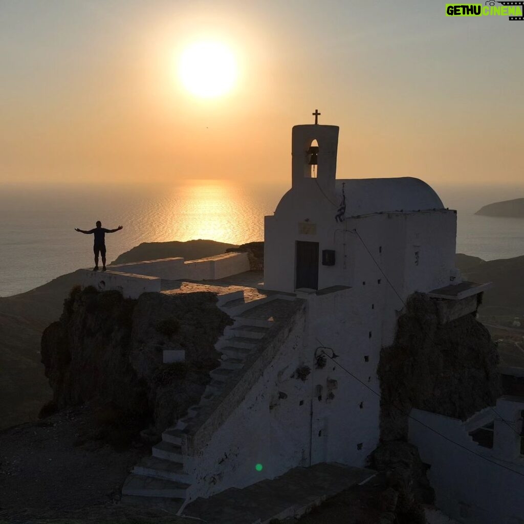 Eftyhis Bletsas Instagram - Άλλη μια ανατολή, στο ψηλότερο σημείο της χώρας της Σερίφου αυτήν τη φορά. #HappyTraveller #serifos Serifos island - Νήσος Σέριφος