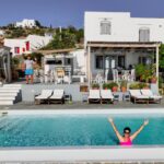 Eftyhis Bletsas Instagram - Είμαστε έτοιμοι να αποχαιρετίσουμε την Σίφνο! Περάσαμε σούπερ και καλύψαμε σχεδόν τα πάντα στο πολύ ενδιαφέρον αυτό νησί! Θα βγει επεισοδιάρα που θα παίξει στον ΣΚΑΪ με τη νέα τηλεοπτική σεζόν πιθανότατα προς την άνοιξη. Εδώ είμαστε στο μέρος που μείναμε @paradiseplace_sifnos πάνω από το μοναστήρι της Χρυσοπηγή. Καλή εβδομάδα! Paradise Place Sifnos