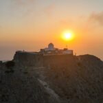 Eftyhis Bletsas Instagram - Αυτό κι αν άξιζε τον κόπο! Ξύπνημα 5πμ. Ξεκίνημα πεζοπορίας 5:25. Άφιξη στο ψηλότερο σημείο της Σίφνου 6:30 και έτσι προλάβαμε την ανατολή του ηλίου από το πιο επικό σημείο του νησιού, τον προφήτη Ηλία τον Αψηλό με το εντυπωσιακό μοναστήρι του 12ου αιώνα στα 682μ υψόμετρο. #HappyTraveller #sifnos Προφήτης Ηλίας