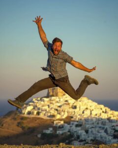 Eftyhis Bletsas Instagram - 🎉ΤΑΞΙΔΙΩΤΙΚΟΣ ΔΙΑΓΩΝΙΣΜΟΣ (ΕΛΗΞΕ) ΝΙΚΉΤΡΙΑ: @katiasf64 🪄Με αφορμή το σημερινό μας επεισόδιο στην Αστυπάλαια κάνουμε συνεργασία με το #AegeanSeaVillas και διοργανώνουμε διαγωνισμό για 3ήμερη εκδρομή τον Σεπτέμβριο στην Αστυπάλαια. 🥇Ένας νικητής θα κερδίσει ένα μοναδικό ταξίδι στην πεταλούδα του Αιγαίου. 🥁Το δώρο του νικητή περιλαμβάνει: -Διαμονή στο Aegean Sea Villas για 2 άτομα (εκεί μείναμε και εμείς) -Ακτοπλοικα εισιτήρια με Blue star ferries -Δωρεάν ηλεκτρικό αυτοκίνητο για όλες τις μέρες -1 μερα στο Beach Bar 
