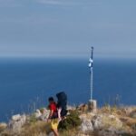 Eftyhis Bletsas Instagram - Ανεβήκαμε στον "θρόνο" των διαποντίων νήσων, (Ημεροβίγλι), το ψηλότερο σημείο των Οθωνών στο δυτικότερο άκρο της Ελλάδας. Ανεβήκαμε με την Ίριδα. Ήταν η πρώτη μας κορυφή μαζί. Το γκατζετ σακίδιο για μωρά-παιδιά, ιδανικό γκατζετ για φυσιολάτρες και πεζοπόρους γονείς, είναι από το @jumpoutgr Είκοσι περίπου λεπτά περπάτημα από το "χωριό" και υψόμετρο επίσημα 393 μέτρα αν και λένε ότι στην πραγματικότητα είναι πάνω από 400 μέτρα. Και από θέα μαγεία! Φαίνεται καθαρά Ερείκουσα και Μαθράκι (πήγαμε και μείναμε και σε αυτά τα νησιά), φαίνεται η Κέρκυρα και η ακτή της Αλβανίας / Βορείου Ηπείρου που είχαμε επισκεφθεί πέρσυ τέτοια εποχή (Χειμάρα, Δρυμάδες, Άγιοι Σαράντα, Εξαμίλι κλπ). Το ταξίδι μας στα Διαπόντια με διανυκτερεύσεις και στα τρία νησιά ήταν από τα καλύτερα ταξίδια εντός Ελλάδος που έχουμε κάνει τα τελευταία χρόνια! Φοβερές παραλίες, εκπληκτικά νερά, φιλόξενοι άνθρωποι, μαγευτικά τοπία και εξαιρετικό φαγητό. Γενικά τα λατρέψαμε αυτά τα μέρη και ανυπομονούμε να μοιραστούμε τις περιπέτειες μας σε αυτήν την άκρη της Ελλάδας μαζί σας.