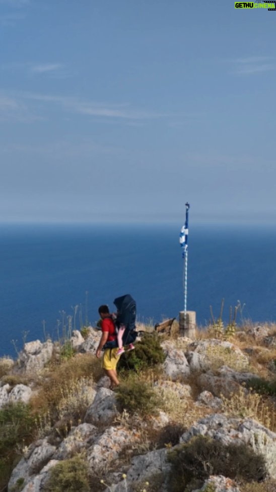 Eftyhis Bletsas Instagram - Ανεβήκαμε στον "θρόνο" των διαποντίων νήσων, (Ημεροβίγλι), το ψηλότερο σημείο των Οθωνών στο δυτικότερο άκρο της Ελλάδας. Ανεβήκαμε με την Ίριδα. Ήταν η πρώτη μας κορυφή μαζί. Το γκατζετ σακίδιο για μωρά-παιδιά, ιδανικό γκατζετ για φυσιολάτρες και πεζοπόρους γονείς, είναι από το @jumpoutgr Είκοσι περίπου λεπτά περπάτημα από το "χωριό" και υψόμετρο επίσημα 393 μέτρα αν και λένε ότι στην πραγματικότητα είναι πάνω από 400 μέτρα. Και από θέα μαγεία! Φαίνεται καθαρά Ερείκουσα και Μαθράκι (πήγαμε και μείναμε και σε αυτά τα νησιά), φαίνεται η Κέρκυρα και η ακτή της Αλβανίας / Βορείου Ηπείρου που είχαμε επισκεφθεί πέρσυ τέτοια εποχή (Χειμάρα, Δρυμάδες, Άγιοι Σαράντα, Εξαμίλι κλπ). Το ταξίδι μας στα Διαπόντια με διανυκτερεύσεις και στα τρία νησιά ήταν από τα καλύτερα ταξίδια εντός Ελλάδος που έχουμε κάνει τα τελευταία χρόνια! Φοβερές παραλίες, εκπληκτικά νερά, φιλόξενοι άνθρωποι, μαγευτικά τοπία και εξαιρετικό φαγητό. Γενικά τα λατρέψαμε αυτά τα μέρη και ανυπομονούμε να μοιραστούμε τις περιπέτειες μας σε αυτήν την άκρη της Ελλάδας μαζί σας.