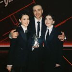 Egor Bulatkin Instagram – Пару слов про вчерашнее событие. Наша команда победила в эксклюзивном проекте «Голос. Уже Не Дети»! Победу принесла уникальная, скромная, супер простая и воспитанная девочка Вероника Сыромля, которая заслужила её на 100000%. Путь @veronika_syromlya был прекрасный и я рад и горд, что я услышал и не прошел мимо её таланта и вместе с моей командой нам удалось ТАК ГРОМКО расправить её крылья🪽Где Егор Крид и Народница?- говорили они? Где где… В Супер Финале)

Я расстроился, когда мы лишились моей 2й победительницы Рагды Ханиевой( не люблю я эти этапы на вылет) так как ее выступления и она сама, как человек и артист у меня глубоко в душе. Ее тембр, на который я обратил внимание и повернулся единственный, меня сразил еще на слепых. @ragda_kh , спасибо тебе за твой талант. Уверен, что в случае твоего прохода, ты бы тоже принесла нам победу! У тебя большое будущее, если не бросишь) 

Многие заметили, что я не подпрыгивал и не отмечал, когда увидел результаты голосования. Простите, но я просто реально отдал все силы без исключений. Внутри я просто сказал спасибо жизни за справедливость и с гордостью смотрел на счастливые глаза девочки, которая сама не ожидала, что все получится именно так. А ей, поверьте мне, очень важна и нужна эта победа. Наш супер финал – это настоящий командный дух. Мы выиграли силой всей команды. И какой крутой и мощный номер получился, а сделали мы его за сутки до эфира , потому что нам поменяли песню ) так только мы можем😜

Спасибо всей моей ЛУЧШЕЙ команде, всем кто старался вместе с нами, не жалел силы, здоровье и со всей душой и любовью делал со мной эти номера! Этот сезон точно войдет в историю. Я реально старался изо всех сил раскрыть каждого участника. Надеюсь у меня получилось. Всем спасибо 🖤