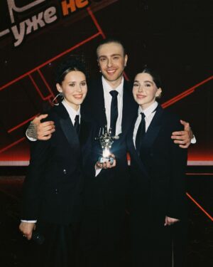 Egor Bulatkin Instagram - Пару слов про вчерашнее событие. Наша команда победила в эксклюзивном проекте «Голос. Уже Не Дети»! Победу принесла уникальная, скромная, супер простая и воспитанная девочка Вероника Сыромля, которая заслужила её на 100000%. Путь @veronika_syromlya был прекрасный и я рад и горд, что я услышал и не прошел мимо её таланта и вместе с моей командой нам удалось ТАК ГРОМКО расправить её крылья🪽Где Егор Крид и Народница?- говорили они? Где где… В Супер Финале)

Я расстроился, когда мы лишились моей 2й победительницы Рагды Ханиевой( не люблю я эти этапы на вылет) так как ее выступления и она сама, как человек и артист у меня глубоко в душе. Ее тембр, на который я обратил внимание и повернулся единственный, меня сразил еще на слепых. @ragda_kh , спасибо тебе за твой талант. Уверен, что в случае твоего прохода, ты бы тоже принесла нам победу! У тебя большое будущее, если не бросишь) 

Многие заметили, что я не подпрыгивал и не отмечал, когда увидел результаты голосования. Простите, но я просто реально отдал все силы без исключений. Внутри я просто сказал спасибо жизни за справедливость и с гордостью смотрел на счастливые глаза девочки, которая сама не ожидала, что все получится именно так. А ей, поверьте мне, очень важна и нужна эта победа. Наш супер финал - это настоящий командный дух. Мы выиграли силой всей команды. И какой крутой и мощный номер получился, а сделали мы его за сутки до эфира , потому что нам поменяли песню ) так только мы можем😜

Спасибо всей моей ЛУЧШЕЙ команде, всем кто старался вместе с нами, не жалел силы, здоровье и со всей душой и любовью делал со мной эти номера! Этот сезон точно войдет в историю. Я реально старался изо всех сил раскрыть каждого участника. Надеюсь у меня получилось. Всем спасибо 🖤