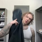 Egor Bulatkin Instagram – У меня не было своего выпускного, а теперь есть! Песня ВЫПУСКНОЙ уже на всех музыкальных площадках👨‍🎓 (ссылка в сторис) жду ваши видео под трек 🔥

Поздравляю всех тех, кто выпускается в этом году. Впереди захватывающая и уникальная жизнь. Все только начинается! Верьте в себя и свои силы. Ваши мечты – реальны. Всё получится! Я в вас верю❤️
