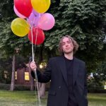Egor Bulatkin Instagram - У меня не было своего выпускного, а теперь есть! Песня ВЫПУСКНОЙ уже на всех музыкальных площадках👨‍🎓 (ссылка в сторис) жду ваши видео под трек 🔥 Поздравляю всех тех, кто выпускается в этом году. Впереди захватывающая и уникальная жизнь. Все только начинается! Верьте в себя и свои силы. Ваши мечты - реальны. Всё получится! Я в вас верю❤️
