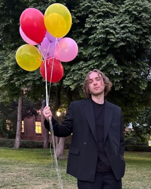 Egor Bulatkin Instagram - У меня не было своего выпускного, а теперь есть! Песня ВЫПУСКНОЙ уже на всех музыкальных площадках👨‍🎓 (ссылка в сторис) жду ваши видео под трек 🔥

Поздравляю всех тех, кто выпускается в этом году. Впереди захватывающая и уникальная жизнь. Все только начинается! Верьте в себя и свои силы. Ваши мечты - реальны. Всё получится! Я в вас верю❤️