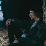 Egor Bulatkin Instagram - Тебя я не вернул, лишь день, когда мы встретились. Я календарь перевернул и там снова 3-е…🗓 p.s. Наш трек 3-е сентября на 1м месте на ВСЕХ площадках! 🔥 Спасибо. Слушайте везде и смотрите наш фильм. Самой крутой осени родные 🍁🍂🤎 Ул. 3-го Сентября