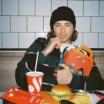 Egor Bulatkin Instagram - лицо Вкусно И . наш «СУПЕР БОКС» с сегодняшнего утра во всех точках по всей стране и в некоторых боксы уже закончились )) собирайте ленты, пины и всем приятного 🤤