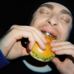 Egor Bulatkin Instagram - лицо Вкусно И . наш «СУПЕР БОКС» с сегодняшнего утра во всех точках по всей стране и в некоторых боксы уже закончились )) собирайте ленты, пины и всем приятного 🤤