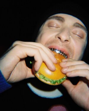 Egor Bulatkin Instagram - лицо Вкусно И . 

наш «СУПЕР БОКС» с сегодняшнего утра во всех точках по всей стране и в некоторых боксы уже закончились )) собирайте ленты, пины и всем приятного 🤤