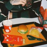 Egor Bulatkin Instagram - лицо Вкусно И . наш «СУПЕР БОКС» с сегодняшнего утра во всех точках по всей стране и в некоторых боксы уже закончились )) собирайте ленты, пины и всем приятного 🤤