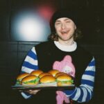 Egor Bulatkin Instagram - лицо Вкусно И . наш «СУПЕР БОКС» с сегодняшнего утра во всех точках по всей стране и в некоторых боксы уже закончились )) собирайте ленты, пины и всем приятного 🤤