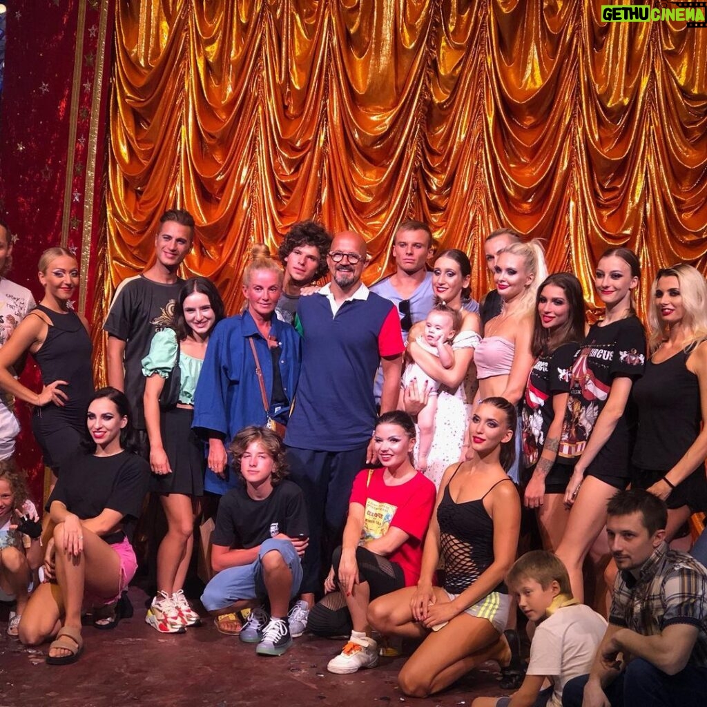 Egor Druzhinin Instagram - Великолепное шоу Гии Эрадзе «Бурлеск». Талантливые артисты, отличные номера, яркие костюмы, ухоженные животные. Браво @royalcircusgiaeradze #бурлеск #королевскийциркгииэрадзе Сочинский цирк
