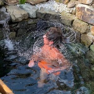 Egor Druzhinin Instagram - Тихон обожает баню. Нике пришла в голову идея отметить д.р. Тихона походом в баню со странным названием British баня в Красной поляне. Цены в этой баньке немаленькие, но оно того стоит. Я разбираюсь в паре и уверяю вас @britishbanya это праздник, это радость, это блаженство близкое к счастью, это покой и красота. И я рад, что нам удалось сделать этот день для Тихона @cake34566 абсолютно незабываемым.