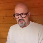 Egor Druzhinin Instagram - Приехал с семейством на дачу и вспомнил, как во время карантина разрешал вам в прямых эфирах подглядывать за тем, как мы с детьми читали на ночь. Решил почитать вам стихи моего одноклассника @volservad Сергея Волкова из сборника «БЕРЕСКЛЕТ». Если нравится, буду читать еще. #ночныечтения #сергейволков #бересклетсергейволков