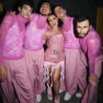 Ekaterina Adushkina Instagram - Это - пост любви и благодарности к тем самым 130и людям, которые сделали этот день незабываемым!💌 Очень часто, когда говорят «Катя Адушкина» представляют меня одну. Но это не так. Я - часть огромной команды, которая стоит за моими плечами и поддерживает меня. Именно поэтому это так работает! Спасибо главному человеку этой машины - @vagansaroyan за режиссуру шоу, свежий взгляд на меня, как на артиста, любовь и меховую сцену. Спасибо моему главному двигателю и по совместительству моей маме @daryatol за организацию такого мощного проекта после длительного перерыва, за бесстрашие, за вселение в меня бешеной решимости! Без твоего «да, делаем», я бы не смогла на это решится! Спасибо моему педагогу по вокалу @marshania_official . Никогда в жизни я не получала такое огромное количеству комплиментов просто моему голосу. Никогда я не чувствовала такое спокойствие, расслабленность и уверенность в своем вокале, как это было вчера. Вокализ в конце трека «больно» - это тоже все благодаря Ане! Спасибо музыкальному продюсеру шоу и моему хорошему другу @chebanov . За наставления, абсолютно новое звучание всей программы, колоссальную поддержку и веру в меня! Спасибо @tomazinka за фееричные костюмы и бессонные ночи! Спасибо главному хореографу шоу @annasoul_ , которая не спала и поставила абсолютно новую программу за 3 недели! Ну и конечно, спасибо моим главным звездам - артистам, которые были на сцене все шоу. Это музыканты: Барабаны - @kit_karasev Гитара - @alex_fuzmaker И моя обновленная команда танцоров AKcrew! Где каждый отдельная личность и большой артист. Вы мои пепсикольные любови💔 Мои мальчики: @rentraxa @georgechichua @daurbekovjj @boykoant Мои девочки: @shoko_di @masha__leonova @kolomaevaarina @maryelasss @olgatrushkina_ Спасибо за невероятной красоты торт @altufevo_tort @ramazankhametov Спасибо моим @didenokteam @didenok за реализацию самых невозможных моих хотелок) За финальный белый костюм в стразах спасибо моим @bizibi.brand Вы - моё всё! Ценю и дорожу каждым!