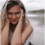 Ekaterina Adushkina Instagram - Провела фотосет в свой крайний вечер на Бали, очень уж хотелось запечатлеть этот взгляд и свое состояние! И кажется… получилось! Никакого макияжа, сумасшедшей задумки, яркого образа и желания удивить, просто я… и океан!🪽 Второй год подряд этот остров дарит мне новое знакомство с собой, строчки для песен, важных людей и эти глаза! А что вы в них видите? Что считываете в моем состоянии? Делитесь в комментариях👇🏻 Спасибо, Бали, всё поняла, взяла в работу🙏🏻 Спасибо за красивый взгляд на меня @nata.zz 🤍 Bali, Indonesia