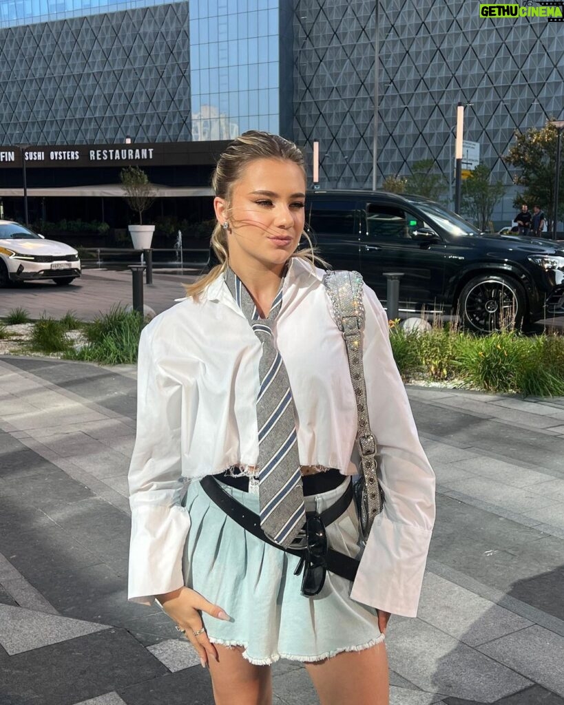 Ekaterina Adushkina Instagram - Снова в школу?)🎓 и снова в какой то жопе