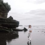 Ekaterina Adushkina Instagram - 🌿В прошлый раз я была на Бали в том году: но только в совершенно другом состоянии — внутри было больше потерянности, напряжения за 2023 год все изменилось, и уже долгое время я проживаю жизнь иначе: мои глаза горят, я чувствую себя спокойно, на своем месте Я поняла, что изменилось : У меня появилось то, к чему я долго шла и то, что я называю «целостность» Я выделила 3 пазла, благодаря которым, как мне кажется, можно прийти к целостности : 🧩 — Психология: работа со своим внутренним состоянием, со своими ограничениями, поиск своей миссии и предназначения Работа с моим психологом Катей Малея @ekaterina_malea во многом помогла мне полностью поменять состояние и лучше понять — кто я? к чему я иду? какие мои ценности? 🧩 — Свое дело и реализация: очень приятно ощущать — что ты делаешь работу, которая полезна людям, несешь ценность в мир. еще приятнее — когда эта работа приносит тебе доход, и вслед за этим бОльшую свободу в жизни необязательно для этого ждать высшего образования - сейчас есть море возможностей освоить востребованные навыки даже если ты учишься в универе, школе или готовишься к поступлению Наоборот — возможно ты поймёшь, что направление, которое выбрал для образование не твое, и найдешь себя в онлайне, раскроешь здесь свои таланты - как сделала мой партнёр Лиза @elizaveta_pavluhina 🧩 — Проявленность: когда ты не только занимаешься любимым делом, но и делишься этим с миром - например, через социальные сети Лично мне в жизни очень помогло ведение блога, я смогла лучше раскрыться и узнать себя. Блог — пространство для моего творчества и проявления, именно блог дал много возможностей Вы можете вести Telegram, YouTube, Inst и привлекать свою аудиторию Осознав то, как сильна важна целостность, я решила создать проект, который объединяет в себе все 3 пазла целостности - психология, заработок, продажи и контент Этот проект поможет многим девушкам найти свое дело, найти себя, стать свободнее и начать проявляться в мир Следите за новостями!🤍