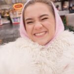Ekaterina Adushkina Instagram - Исполняйте даже самые заветные желания с приложением Яндекс с Алисой ✨ Функция поиска товара по фото мгновенно распознает объект и предложит вам различные варианты товаров. Сделайте свой поиск еще более эффективным. С Наступающим!🤍