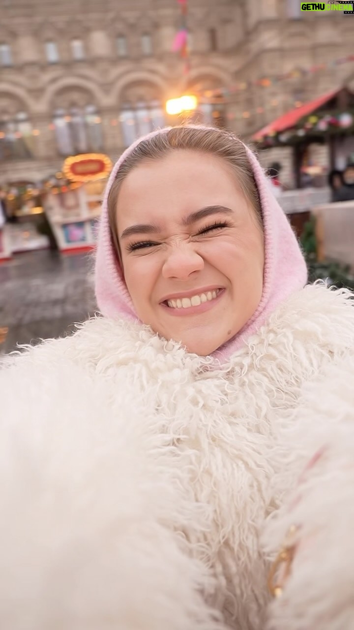 Ekaterina Adushkina Instagram - Исполняйте даже самые заветные желания с приложением Яндекс с Алисой ✨ Функция поиска товара по фото мгновенно распознает объект и предложит вам различные варианты товаров. Сделайте свой поиск еще более эффективным. С Наступающим!🤍