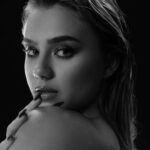 Ekaterina Adushkina Instagram - «Ты не певица! Остановись» Новая волна подобных сообщений посыпалась на меня после выхода моего трека «Поиск в темноте» И знаете, что я скажу? Да, я не певица! Вы абсолютно правы! Да, я не всегда попадаю в ноты, не знаю музыкальную грамотность, не играю на музыкальных инструментах, да и в целом, если посмотреть правде в глаза, у меня нет каких-то вокальных талантов! Но знаете, что людей по настоящему триггерит и почему они пишут мне такие комменты? Именно потому что при том факте, что Я НЕ ПЕВИЦА, меня все равно любят, мою музыку все равно слушают и на мои концерты все равно приходят! Ведь дело не в вокале, а во мне! Я не ставлю себя ни в какие рамки, именно поэтому я могу быть кем угодно. Ведь я просто Катя Адушкина и меня любят именно за это. Меня любят за личность, честность и искренность! И я убеждена, что даю людям намного больше, чем музыку. Я делаю все честно, вкладывая себя. Я дарю людям вдохновение и заряжаю энергией. А они меня в ответ! За что я невероятно благодарна! Спасибо, что смотрите, слушаете и приходите! Ссылка на «Поиск в темноте» в био🙏🏻⬆️