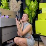 Ekaterina Adushkina Instagram - A Little Party Never Killed Nobody! 💚🪩 Самое лучшее во всех вечеринках для меня - это сборы! Они всегда особенно приятны, когда под рукой есть все самые любимые продукты✨ Интернет-магазин Золотое Яблоко отмечает в этом году уже целых 5 лет! И в честь этого события в магазинах огромное количество брендов со скидками до 60% до 22 октября. Делюсь с вами прекрасными промокодами на покупки: ЕЩЕ10: -10% от 4 000 руб ЕЩЕ20:-20% от 10 000 руб �* количество подарков ограничено �* промокоды не суммируются со скидками более 40% С праздником, дорогие @goldapple !💚 Erid: 2Vtzqvzs5xG Реклама. ООО Ритейл Консалтинг Компани. ИНН 6671388907