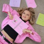 Ekaterina Adushkina Instagram - ВОТ ЖЕ ОН! ПЛАНЕР МЕЧТЫ!🩷 Ежедневник от самого душного человека в планировании с сегодняшнего дня В ПРОДАЖЕ! Почему он идеальный и подойдет всем?🔽 Так потому что это планер-конструктор, который сочитает в себе 4 вида блоков с моими личными методиками планирования, нереально красивый дизайн и крутые дополнения в виде разделителей и наклеек. Вы сможете миксовать между собой блоки и разделители именно так, как удобно вам. С ним будет гораздо проще ставить цели и планировать. А еще, вы сможете управлять задачами через внутренний ресурс и любовь к себе, чтобы не выгорать и жить яркую жизнь! 🤫Бонус! Я записала целых 7 роликов с моими секретами планирования только для тех, кто купит планер. Ссылочки на них вы найдете в qr-кодах на страницах ежедневников. Я вложила всю душу в этот планер, чтобы он понравился каждой из вас! Вы покупаете не просто планер, а целую практическую стратегию по достижению успеха с подробной инструкцией, как и что делать🩷 Выбирайте свой цвет планера на сайте Remarklee.ru и заказывайте скорее по ссылке в БИО!
