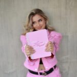 Ekaterina Adushkina Instagram - ВОТ ЖЕ ОН! ПЛАНЕР МЕЧТЫ!🩷 Ежедневник от самого душного человека в планировании с сегодняшнего дня В ПРОДАЖЕ! Почему он идеальный и подойдет всем?🔽 Так потому что это планер-конструктор, который сочитает в себе 4 вида блоков с моими личными методиками планирования, нереально красивый дизайн и крутые дополнения в виде разделителей и наклеек. Вы сможете миксовать между собой блоки и разделители именно так, как удобно вам. С ним будет гораздо проще ставить цели и планировать. А еще, вы сможете управлять задачами через внутренний ресурс и любовь к себе, чтобы не выгорать и жить яркую жизнь! 🤫Бонус! Я записала целых 7 роликов с моими секретами планирования только для тех, кто купит планер. Ссылочки на них вы найдете в qr-кодах на страницах ежедневников. Я вложила всю душу в этот планер, чтобы он понравился каждой из вас! Вы покупаете не просто планер, а целую практическую стратегию по достижению успеха с подробной инструкцией, как и что делать🩷 Выбирайте свой цвет планера на сайте Remarklee.ru и заказывайте скорее по ссылке в БИО!