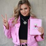 Ekaterina Adushkina Instagram - ВОТ ЖЕ ОН! ПЛАНЕР МЕЧТЫ!🩷 Ежедневник от самого душного человека в планировании с сегодняшнего дня В ПРОДАЖЕ! Почему он идеальный и подойдет всем?🔽 Так потому что это планер-конструктор, который сочитает в себе 4 вида блоков с моими личными методиками планирования, нереально красивый дизайн и крутые дополнения в виде разделителей и наклеек. Вы сможете миксовать между собой блоки и разделители именно так, как удобно вам. С ним будет гораздо проще ставить цели и планировать. А еще, вы сможете управлять задачами через внутренний ресурс и любовь к себе, чтобы не выгорать и жить яркую жизнь! 🤫Бонус! Я записала целых 7 роликов с моими секретами планирования только для тех, кто купит планер. Ссылочки на них вы найдете в qr-кодах на страницах ежедневников. Я вложила всю душу в этот планер, чтобы он понравился каждой из вас! Вы покупаете не просто планер, а целую практическую стратегию по достижению успеха с подробной инструкцией, как и что делать🩷 Выбирайте свой цвет планера на сайте Remarklee.ru и заказывайте скорее по ссылке в БИО!