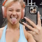 Ekaterina Adushkina Instagram - «Плохие тренировки самые важные!» 🏋️‍♀️ БУМ! ИНСАЙТ! Вы просто не представляете себе, как ценно сделать хотя бы что-то, когда у вас плохой (или слишком загруженный) день. Слишком часто мы загоняем себя в рамки в отношении привычек: либо полноценное действие, либо вообще ничего. Привет перфекционистам! Проблема не в том, что мы бросаем; проблема в том, что мы думаем: раз я не могу сделать что-то идеально, лучше не делать этого совсем. Вот оно, главное различие между победителями и проигравшими. У каждого может быть плохое выступление, плохая тренировка, плохой день на работе. Но когда успешные люди терпят поражение, они быстро восстанавливаются. Неважно, что вы нарушили привычку, если быстро к ней вернулись. Вот почему «плохие» тренировки часто оказываются самыми важными. Потерянные дни вредят больше, чем успешные дни вдохновляют. Просто сделать хоть что-нибудь – десять приседаний, пять кругов, отжимание – это уже очень много. Это одна из простейших мыслей из книги «Атомные привычки», на которой строится моя жизнь и дисциплина⬆️ 📌Сохраняй и присоединяйся к нашему челленджу 12/12 (см. в актуальных)