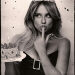 Ekaterina Adushkina Instagram - О боги, что это за кошка на фотках? Неужели та самая малышка, которой сегодня 19?!?!🎉🎊🔞 Вот и ещё один насыщенный и плодотворный год моей жизни остался позади. Наверное это был самый осознанный, моментами болезненный, но при этом невероятно трансформирующий год. Ну и самое главное, что я поняла за это время - сколько бы лет мне не было бы, внутри все равно остаётся та самая Катюшка малышка, которая продолжает ежедневно знакомиться сама с собой, с горящими глазами смотрит на этот мир, и несмотря ни на что идёт к своим мечтам! Ура! Ура!🤭🎊 Москва • Moscow