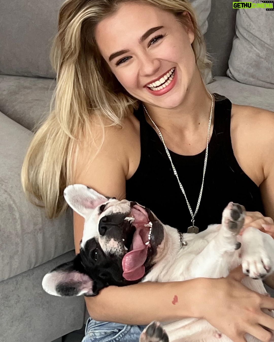Ekaterina Adushkina - 126.6K Likes - У меня больше нет собаки.
Я так не хотела садиться писать это пост, потому что, как только я вижу эту фразу, слезы льются из глаз…
На моё 18и летие мой (на тот момент) молодой человек подарил мне её - французского бульдога по имени Кира! Я, как человек, который всю жизнь жил с собаками, очень быстро привязалась и полюбила её со всеми сложностями и недостатками.
Но пару месяцев назад при нашем расставание он принял решение забрать собаку. То единственное любимое и дорогое моему сердцу, что осталось. Я не успела её вовремя отстоять, и невероятно злюсь на себя за это в том числе. Злость, ненависть, несправедливость, агрессия, беспомощность - это то, что я испытывала на протяжении всего этого времени. Я чувствовала, что забрали моё, забрали какую-то мою частичку. Я плакала, кричала, злилась, не спала, а потом решила принять это.
В один вечер я честно ответила себе на вопрос «Могу ли я на это повлиять?» - нет… Я взяла ответственность за это невинное существо, когда принимала его в подарок, но теперь решение не зависит от меня. И я просто решила отпустить ситуацию и перевернуть страницу. Никогда в жизни я не переворачивала страницу так болезненно и тяжело, но я сильная и я выстою!
Ведь я знаю, что это очередной урок, который нужно просто пройти! 💔