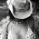 Ekaterina Adushkina Instagram - Это я с ноги врываюсь в вашу ленту спустя месяц детокса от Инсты: 💖✨ Потеряли меня?) Введу вас немножко в контекст своей жизни. Сегодня пошел мой 22й день пребывания на Бали. Компания друзей, с которыми я здесь жила, улетела обратно в Москву в начале неделе, да и я должна была с ними. Но я приняла самое спонтанное и странное решение в своей жизни и продлила свое пребывание здесь. Я решила пойти за мурашками. За чувствами. Что я раньше никогда не делала! Осталась я тут всего лишь на 5 дней. Из чего сейчас состоит мой день тут? 🧘🏼‍♀️Йога/силовая тренировка в зале. Тут впервые начала практиковать йогу, ну сами понимаете, обстановка обязывает))) и оказывается, это пипец как сложно. Любимые студии: 📍Samadiyogacanggu 📍Changguyogacentre 💆🏼‍♀️Массаж! Да каждый день я стараюсь выделить время на тело. Тем более здесь массаж невероятный и относительно дешевый. Обычно беру массаж лица и ног одновременно - мечтааа 📍Jamu Spa Bali 📍AMO SPA 🎶Написание песен. Даааа, я начала сама писать! И Это то, ради чего по большей части я осталась здесь. Обычно я еду к океану, сажусь с блокнотиком в укромном местечке и просто выблевываю все мысли на бумагу. Интересный этап, посмотрим, что из этого получится)))) Ph: @karpjr Style: @tomazinka Canggu - Bali - Indonesia