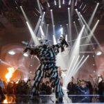 Ekaterina Adushkina Instagram - Я - ЗЕБРА! И Я ВЫИГРАЛА МАСКУ ТАНЦЫ!🦓❤️🔥 Первая девушка-победительница за всю историю проекта Маска! Наконец-то я могу рассказать вам о том, чем я жила все последние 3 месяца своей жизни! С октября я участвую в проекте по названием «Маска. танцы». За это время данное шоу стало для меня маленькой отдельной жизнью со своими радостями, интригами, победами и проигрышами. Это шоу дало мне ощущения того, что я 100% нахожусь на своем месте, в своем аквариуме, в своей стихии - в танцах. В какой то момент, когда я в очередной раз ехала на съёмку эфира на Мосфильм я просто остановилась и почувствовала такое искреннее ощущения счастья и предвкушения, как вот перед Новым годом или днем рождения в детстве, это то что я не чувствовала так давно. Спасибо! Душный костюм, маска, в которой невозможно дышать и видеть, 13 сложнейших номеров, трюки, поддержки, работа с реквизитом, температура 39, болезнь. Ничего из этого не помешало мне дойти до финала и забрать эту заветную статуэтку. Я счастлива! Спасибо огромное @tv_ctc @weitmedia @yulia_sumacheva @klavacoca @egordruzhininofficial @gorban_masha @trodriguezzz @ssvetlakov @agni_kino за возможность проявить себя!🥹❤️🫰🏻