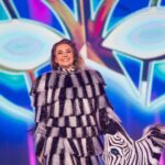 Ekaterina Adushkina Instagram - Я - ЗЕБРА! И Я ВЫИГРАЛА МАСКУ ТАНЦЫ!🦓❤️🔥 Первая девушка-победительница за всю историю проекта Маска! Наконец-то я могу рассказать вам о том, чем я жила все последние 3 месяца своей жизни! С октября я участвую в проекте по названием «Маска. танцы». За это время данное шоу стало для меня маленькой отдельной жизнью со своими радостями, интригами, победами и проигрышами. Это шоу дало мне ощущения того, что я 100% нахожусь на своем месте, в своем аквариуме, в своей стихии - в танцах. В какой то момент, когда я в очередной раз ехала на съёмку эфира на Мосфильм я просто остановилась и почувствовала такое искреннее ощущения счастья и предвкушения, как вот перед Новым годом или днем рождения в детстве, это то что я не чувствовала так давно. Спасибо! Душный костюм, маска, в которой невозможно дышать и видеть, 13 сложнейших номеров, трюки, поддержки, работа с реквизитом, температура 39, болезнь. Ничего из этого не помешало мне дойти до финала и забрать эту заветную статуэтку. Я счастлива! Спасибо огромное @tv_ctc @weitmedia @yulia_sumacheva @klavacoca @egordruzhininofficial @gorban_masha @trodriguezzz @ssvetlakov @agni_kino за возможность проявить себя!🥹❤️🫰🏻