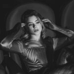 Ekaterina Adushkina Instagram - Пока лежала дома и болела, вспомнила, что тут Катюшка секси кошка забегала и просила передать вам эти фотокарточки!💔🐈‍⬛ Главный киноман по версии «Бабских историй»🤣 Ph : @ph.hdasha Muah : @sabi_muah Style : @tchiruhina