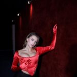 Ekaterina Adushkina Instagram - Пока лежала дома и болела, вспомнила, что тут Катюшка секси кошка забегала и просила передать вам эти фотокарточки!💔🐈‍⬛ Главный киноман по версии «Бабских историй»🤣 Ph : @ph.hdasha Muah : @sabi_muah Style : @tchiruhina
