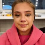 Ekaterina Adushkina Instagram - Вот и закончился главный ВЫЗОВ моей жизни… Пару дней назад на канале ТНТ вышел финал проекта ВЫЗОВ, в котором мы с Ершовым проиграли… Расстроилась ли я? - На удивление ни сколько! Наоборот! Не помню, когда последний раз была на столько горда собой! В этом шоу я доказала самой себе, что я боец, я показала выдержку, характер и удивила саму себя! Месяц жизни в Карелии 10 сложнейших испытаний Съёмочные смены по 12 часов Строжайшая конфиденциальность происходящего Вертолеты Высота Бочки Ребусы Дрифт на крышах машин Конкуренция Я прошла через всё, не выронив ни слезинки, я держалась, как солдат. Но в конце… Меня просто прорвало. Так получилось, что финал нам с Ершовым единственными из-за света пришлось проходить в пять утра. И в стоя полуобморочном состоянии перед стартом я сказала Жене: «Ты же понимаешь, что мы уже выиграли, потому что пять утра, а мы уже стоим тут?». Тридцатью минутами позже, упав без сил после завершения этого испытания, у меня просто полились слёзы, которые я не могла остановить. Радость, что всё позади, грусть, что точно проиграли , шок от всех прожитых эмоций - всё это смешалось в одно! Слишком много эмоциональных потрясений, моя психика уже не успевала переваривать! Я держалась, а теперь могу признаться, что безмерно устала, опустошилась, мечтаю помыться и на ручки!