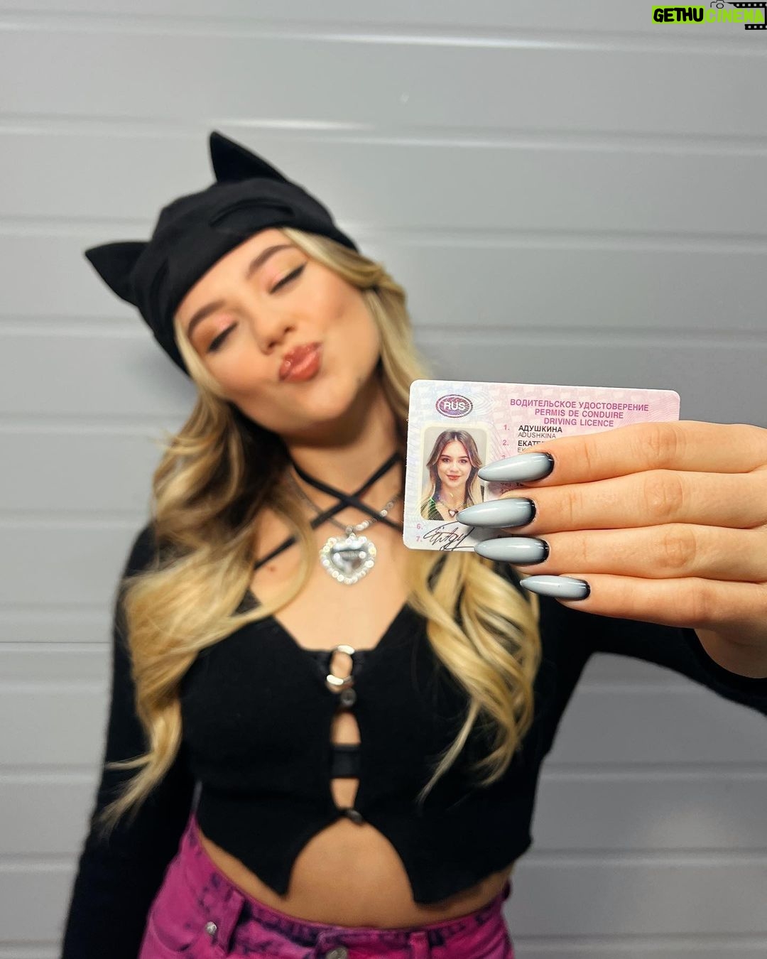Ekaterina Adushkina - 135.3K Likes - Я СДАЛА НА ПРАВА!✅🚘
Спустя полгода обучения, мучений, попыток, стараний, стресса, слез и ожидания в зале ГАИ, я наконец-то получила эту заветную карточку!😭🥹
Чувствую, что поднимаюсь на новую ступень этой взрослой жизни и советую всем осторожно передвигаться на дорогах)))
P.s. Просто зацените эту идеальную фотку в правах!