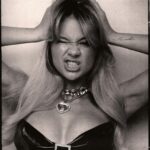 Ekaterina Adushkina Instagram - О боги, что это за кошка на фотках? Неужели та самая малышка, которой сегодня 19?!?!🎉🎊🔞 Вот и ещё один насыщенный и плодотворный год моей жизни остался позади. Наверное это был самый осознанный, моментами болезненный, но при этом невероятно трансформирующий год. Ну и самое главное, что я поняла за это время - сколько бы лет мне не было бы, внутри все равно остаётся та самая Катюшка малышка, которая продолжает ежедневно знакомиться сама с собой, с горящими глазами смотрит на этот мир, и несмотря ни на что идёт к своим мечтам! Ура! Ура!🤭🎊 Москва • Moscow