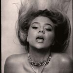 Ekaterina Adushkina Instagram - О боги, что это за кошка на фотках? Неужели та самая малышка, которой сегодня 19?!?!🎉🎊🔞 Вот и ещё один насыщенный и плодотворный год моей жизни остался позади. Наверное это был самый осознанный, моментами болезненный, но при этом невероятно трансформирующий год. Ну и самое главное, что я поняла за это время - сколько бы лет мне не было бы, внутри все равно остаётся та самая Катюшка малышка, которая продолжает ежедневно знакомиться сама с собой, с горящими глазами смотрит на этот мир, и несмотря ни на что идёт к своим мечтам! Ура! Ура!🤭🎊 Москва • Moscow