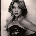 Ekaterina Adushkina Instagram - О боги, что это за кошка на фотках? Неужели та самая малышка, которой сегодня 19?!?!🎉🎊🔞 Вот и ещё один насыщенный и плодотворный год моей жизни остался позади. Наверное это был самый осознанный, моментами болезненный, но при этом невероятно трансформирующий год. Ну и самое главное, что я поняла за это время - сколько бы лет мне не было бы, внутри все равно остаётся та самая Катюшка малышка, которая продолжает ежедневно знакомиться сама с собой, с горящими глазами смотрит на этот мир, и несмотря ни на что идёт к своим мечтам! Ура! Ура!🤭🎊 Москва • Moscow