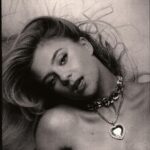 Ekaterina Adushkina Instagram - О боги, что это за кошка на фотках? Неужели та самая малышка, которой сегодня 19?!?!🎉🎊🔞 Вот и ещё один насыщенный и плодотворный год моей жизни остался позади. Наверное это был самый осознанный, моментами болезненный, но при этом невероятно трансформирующий год. Ну и самое главное, что я поняла за это время - сколько бы лет мне не было бы, внутри все равно остаётся та самая Катюшка малышка, которая продолжает ежедневно знакомиться сама с собой, с горящими глазами смотрит на этот мир, и несмотря ни на что идёт к своим мечтам! Ура! Ура!🤭🎊 Москва • Moscow